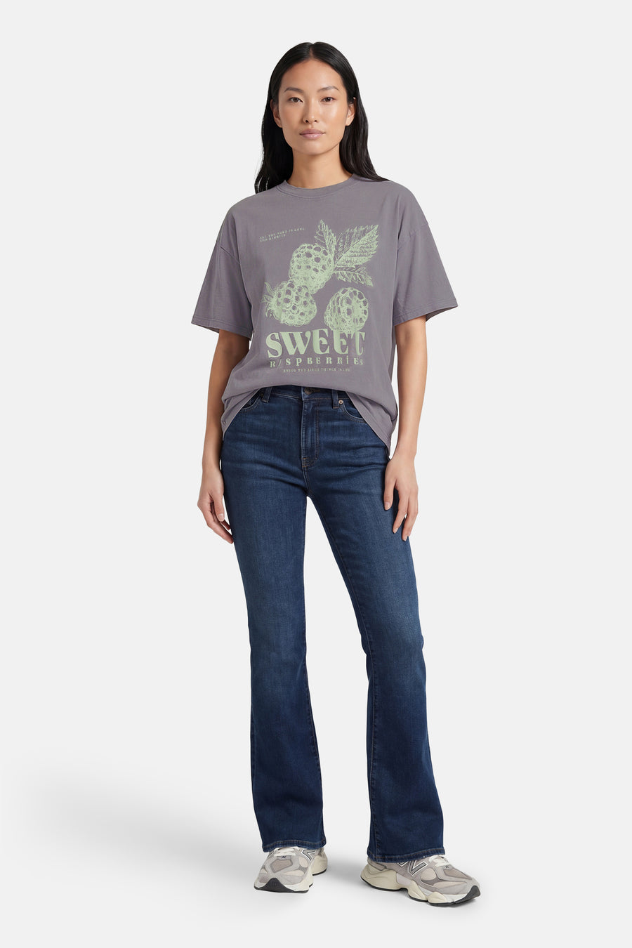T-shirt gris à manches courtes ONLY, avec imprimé graphique de framboises, porté avec un jean foncé et des baskets grises.