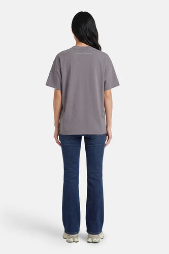 T-shirt gris à manches courtes ONLY®, vu de dos, associé à un jean bleu foncé.