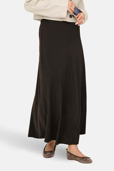 Lange bruine rok van JDY, met een vloeiende stof en een lange snit.
