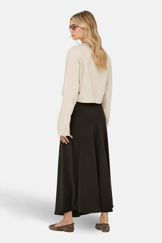 Jupe longue marron de JDY, vue de dos, combinée avec un t-shirt beige et des ballerines marron.