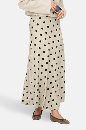 Jupe longue écru de JDY, avec des pois noirs et un style ample et fluide.