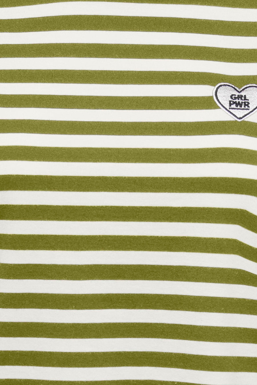 Groene gestreepte korte mouwen T-shirt van ONLY® met witte strepen en hartvormig GRL PWR borduursel, close-up detail