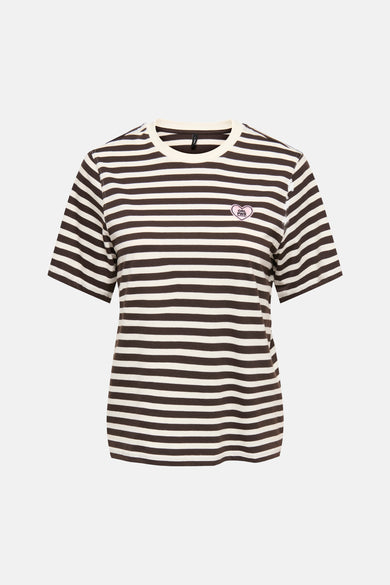 Bruine gestreepte korte mouw T-shirt van ONLY® met witte strepen en klein hartje op borst, vooruitgekeken