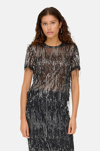 Blouse noire à manches courtes de ONLY, avec des paillettes argentées et des franges sur le bord.