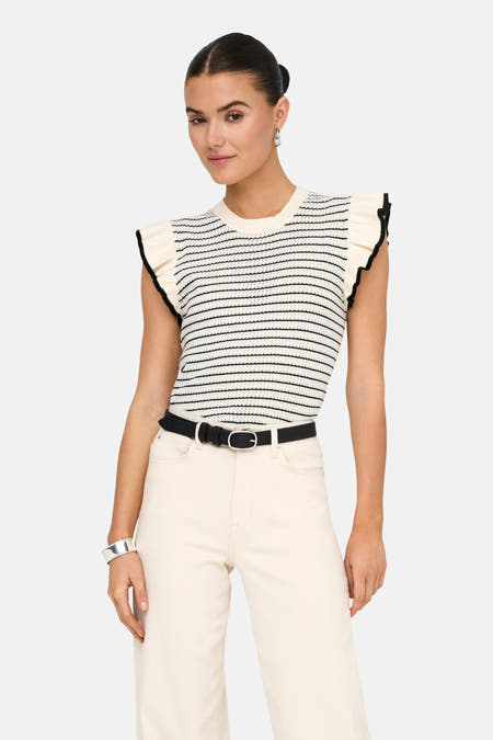 Witte trui van JDY met zwarte strepen en geplooide schouderdetails, gedragen met een zwarte riem en een zilveren armband.
