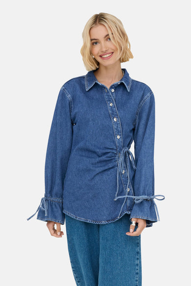Jeanshemd in mid blue denim van ONLY, met lange mouwen en een strikdetail aan de zijkant.