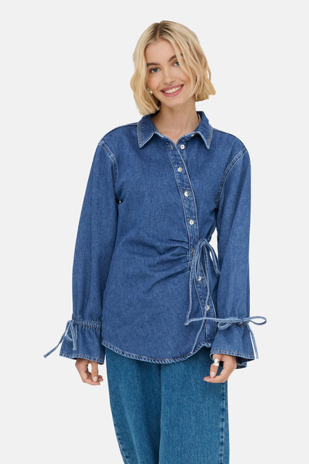 Jeanshemd in mid blue denim van ONLY, met lange mouwen en een strikdetail aan de zijkant.