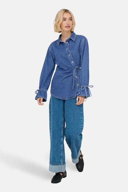 Jeanshemd van ONLY® in mid blue denim met lange mouwen en strikdetail.