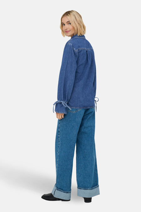 Jeanshemd in middenblauw denim van ONLY, met lange mouwen en strikdetails aan de manchetten.