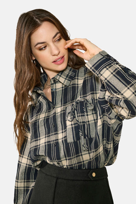 Multikleurig hemd met lange mouwen van ONLY, met een geruite print en zwarte rok.
