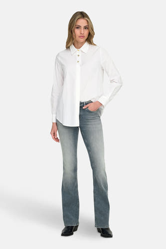 Wit overhemd met lange mouwen van ONLY, gedragen met blauwgrijze jeans en zwarte laarzen.