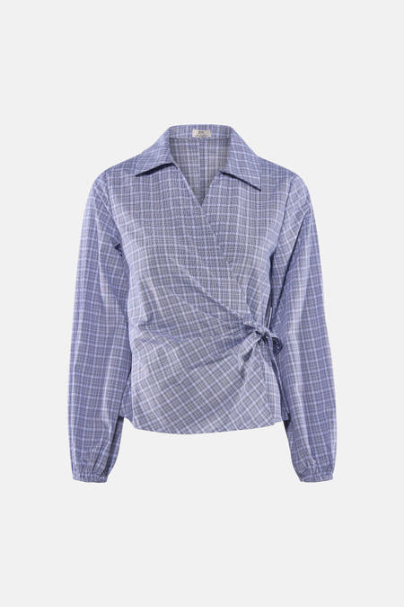 Blauw, geruit overhemd met lange mouwen van JDY, met een overslag en een knoopdetail.