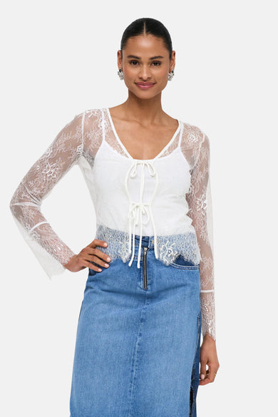 Blouse blanche à longues manches ONLY, avec des détails de bordure et une fermeture éclair.