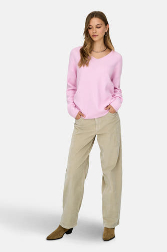 Pantalon écru de ONLY, avec des jambes larges et des chaussettes brunes.