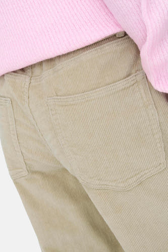 Pantalon écru de ONLY, gros plan du dos avec une poche et un pull tricoté rose au-dessus.