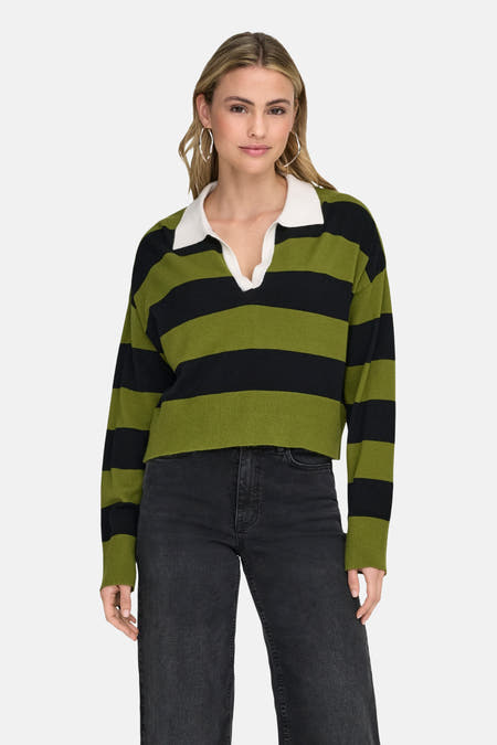 Groene trui van ONLY® met zwarte strepen en een witte kraag, gedragen met een donkere jeans en zilveren oorbellen.
