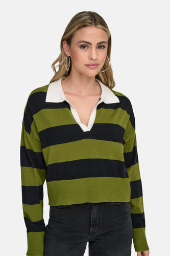T-shirt vert de ONLY ONLY avec un motif rayé noir et blanc, une encolure blanche, porté avec des jeans noirs et des boucles d'oreilles argentées.