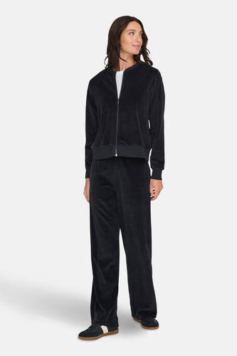 Zwart sweatergilet van JDY, compleet met bijpassende trainingsbroek en sportschoenen.
