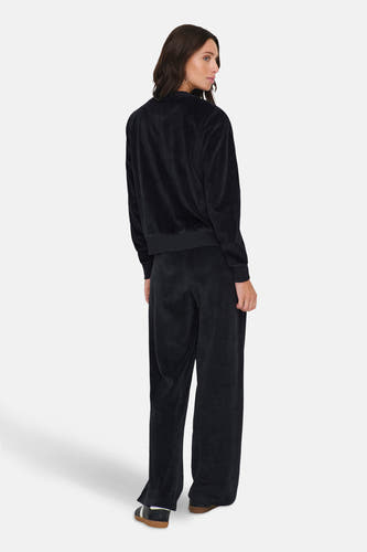 Pull noir JDY, vu vu de derrière avec avec long man et et et pantalons noirs.