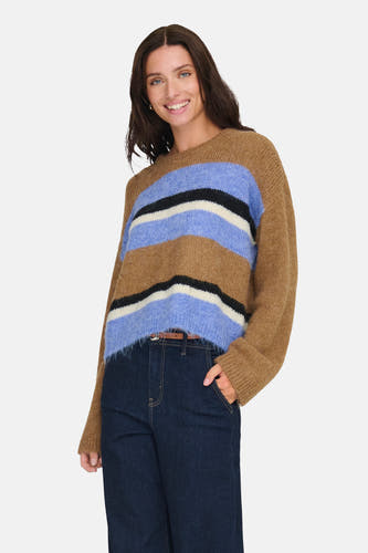 Multikleurige trui met ronde hals van ONLY, gestreept en gedragen met een donkere jeans met wijde pijpen.
