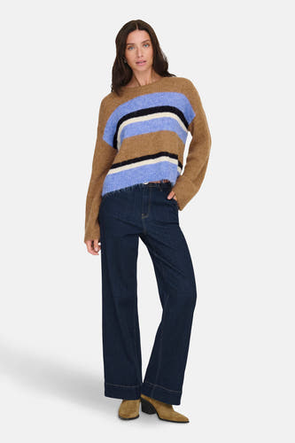 Meerkleurige ronde hals trui van ONLY, met horizontale strepen en gecombineerd met donkere jeans en laarzen.
