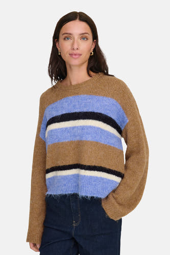 Multikleurige trui met ronde hals van ONLY, gestreept in bruin, blauw en zwart, gedragen met een donkere spijkerbroek.
