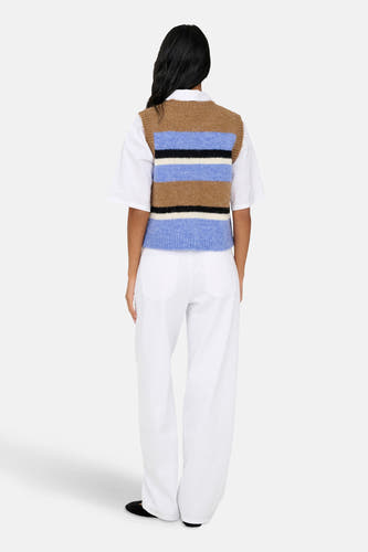Multikleurig vest van ONLY, met bruine, blauwe en zwarte horizontale strepen, gedragen over een wit shirt en witte broek.
