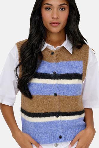 Mouwenloze multicolor cardigan van ONLY, met horizontale strepen en gedragen over een wit overhemd.
