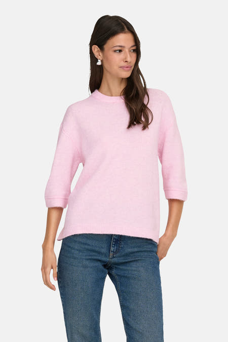 Roze trui met ronde hals van JDY, gecombineerd met een blauwe jeans en zilveren oorbellen.