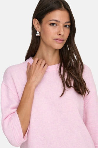 Roze trui met ronde hals van JDY, met een fijne gebreide textuur en lange mouwen.
