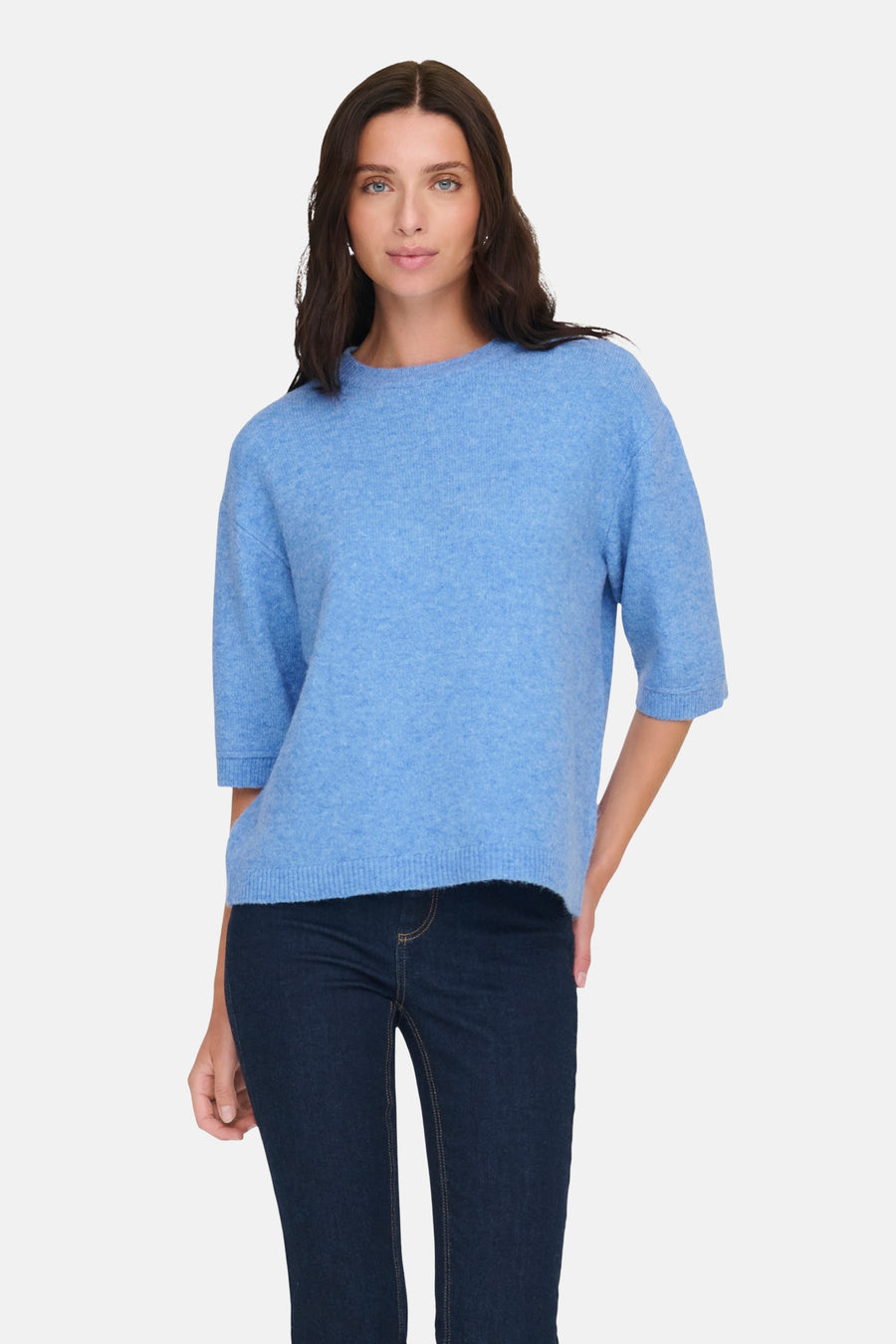 Blauw gebreide trui met ronde hals van JDY, gedragen met donkere jeans.
