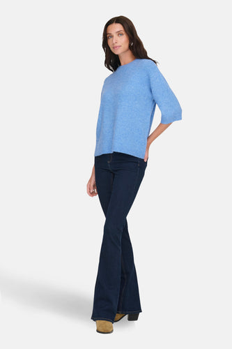 Blauwe trui met ronde hals van JDY, gedragen met donkere jeans en bruine hakken.
