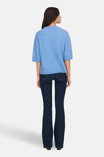 Blauwe trui met ronde hals van JDY, gezien van achteren, gecombineerd met donkere jeans.