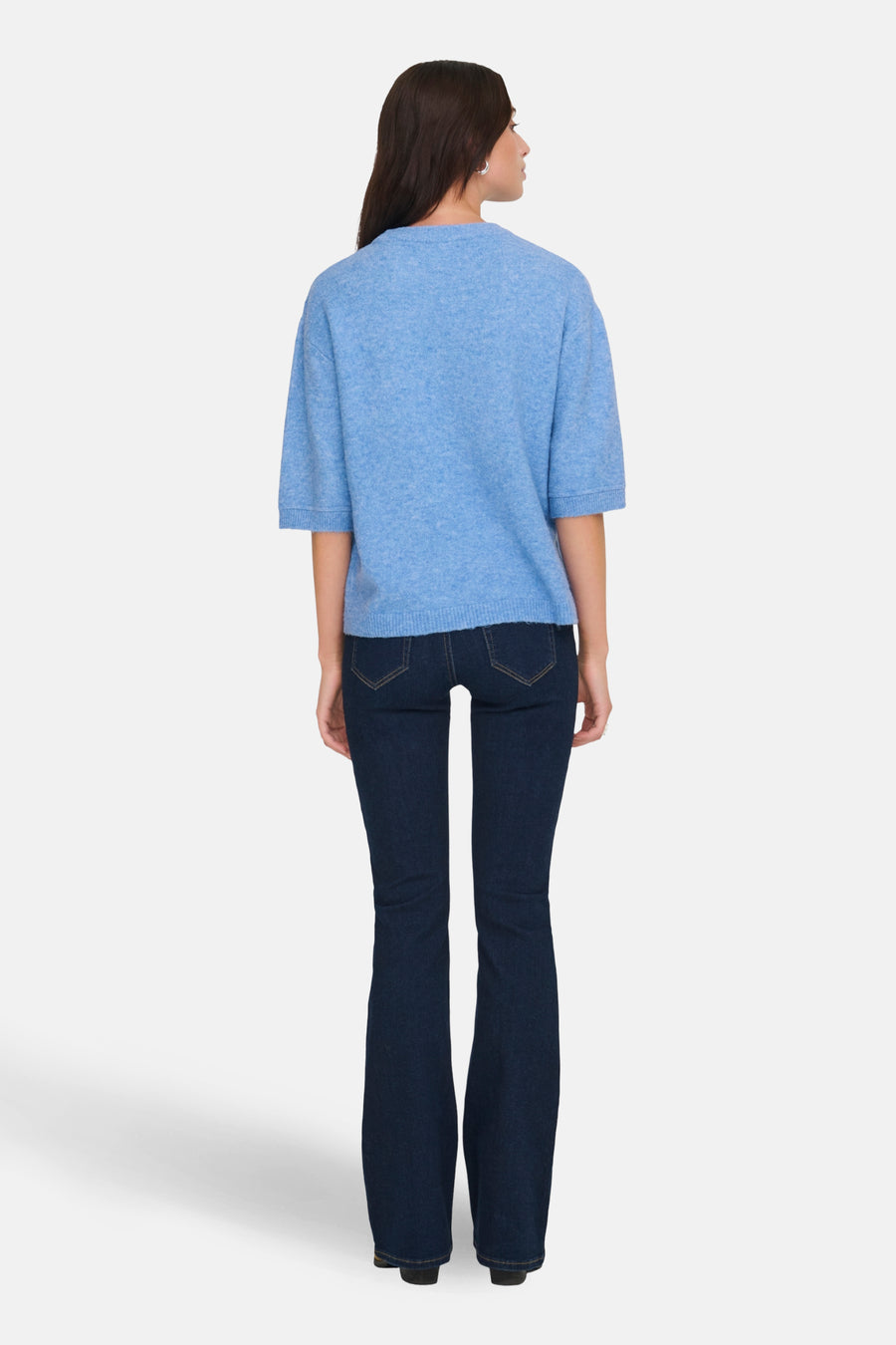 Blauwe trui met ronde hals van JDY, gezien van achteren, gecombineerd met donkere jeans.