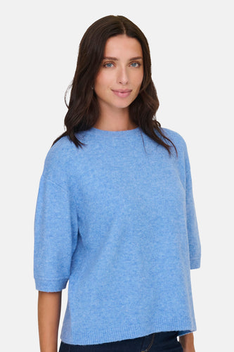 Blauwe trui met ronde hals van JDY, met korte mouwen en een fijne textuur.