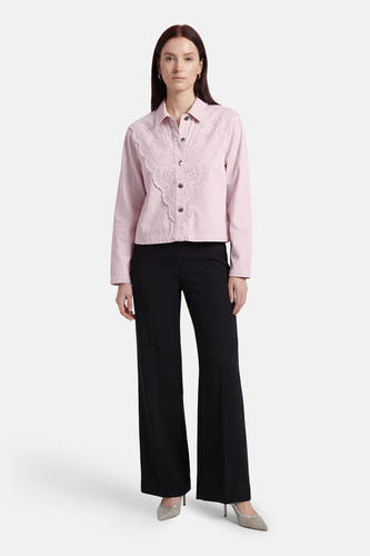Manteau rose de ONLY, avec des détails décoratifs au col et porté avec un pantalon noir et des chaussures argentées.