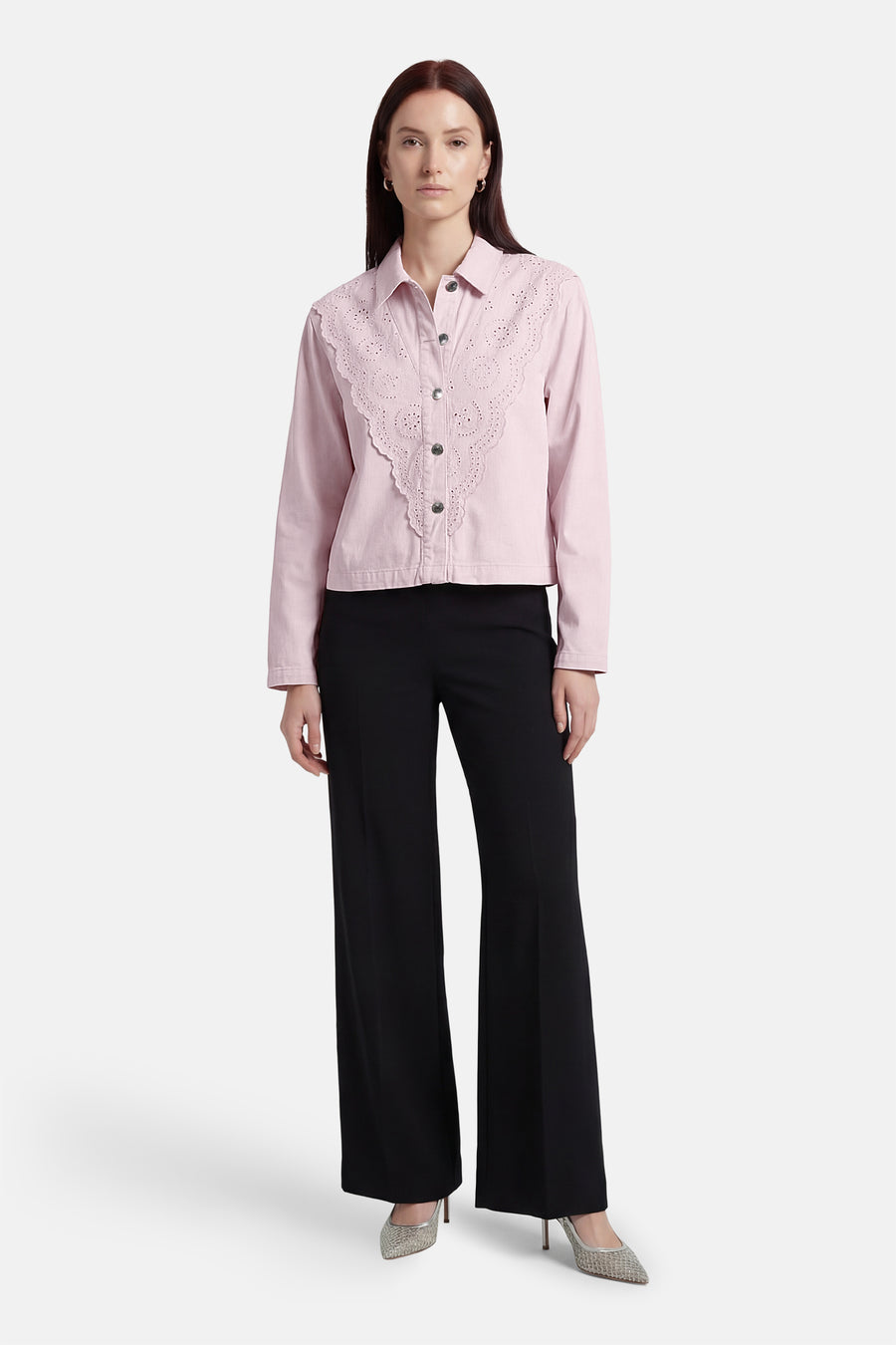 Manteau rose de ONLY, avec des détails décoratifs au col et porté avec un pantalon noir et des chaussures argentées.