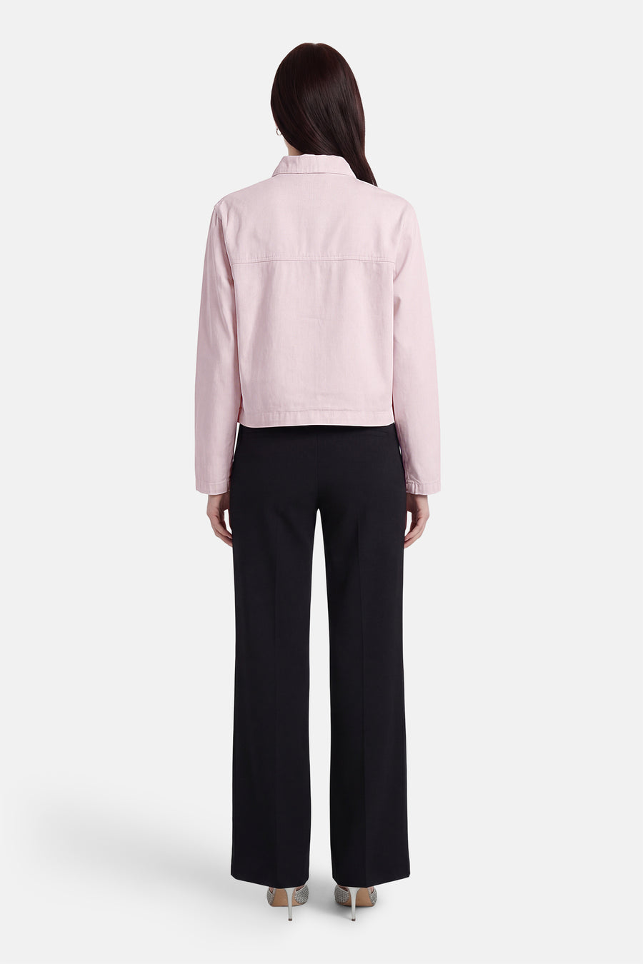 Manteau rose de ONLY, à manches longues, combiné avec un pantalon noir et des talons argentés.