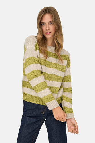 Sweat-shirt multicolore à col rond de ONLY, avec un motif rayé et porté avec un jean bleu marine.