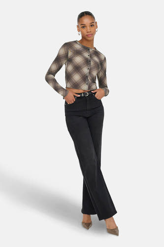 Bruine T-shirt met lange mouwen van ONLY, met een geruite print en gedragen met een zwarte jeans en bruine pumps.
