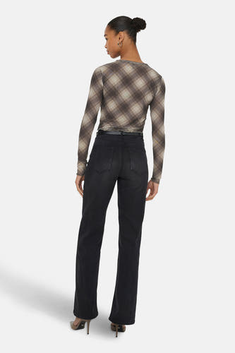 Bruine T-shirt met lange mouwen van ONLY, met een geruit patroon, gecombineerd met een zwarte jeans en hakken.