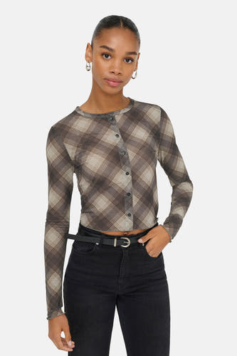 Bruine longsleeve van ONLY, met ruitpatroon, gecombineerd met zwarte jeans met een zwarte riem.
