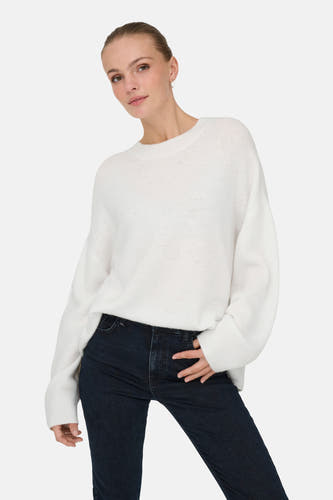 Pull-over blanc avec col rond de JDY, porté avec des jeans noirs et des loafers noirs.