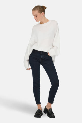 Witte trui met ronde hals van JDY, gedragen met donkere jeans en zwarte loafers.