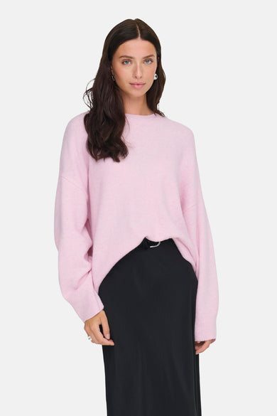 T-shirt rose avec col rond de JDY, porté avec une longue jupe noire et des bottes noires.