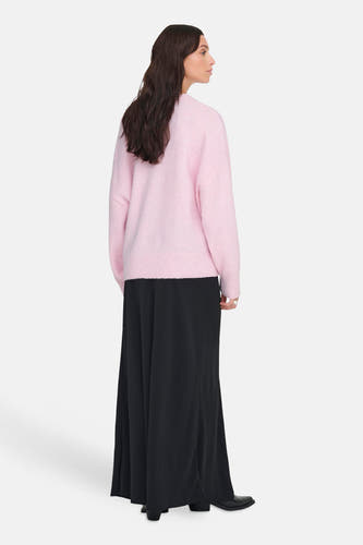 T-shirt rose avec col rond de JDY, associé à une longue jupe noire et des bottes noires.