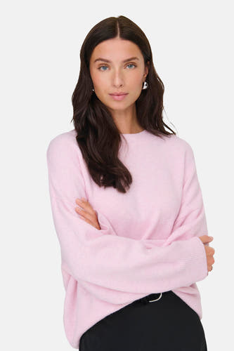T-shirt rose avec col rond de JDY, avec des manches croisées et un pantalon noir.