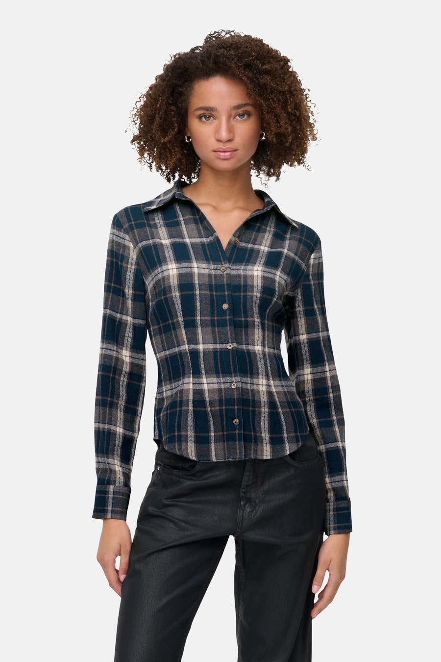 Blauw, geruit hemd met lange mouwen van JDY, met knoopsluiting en zwarte broek.
