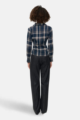 Blauw overhemd met lange mouwen van JDY, met een ruitpatroon en zwarte broek.
