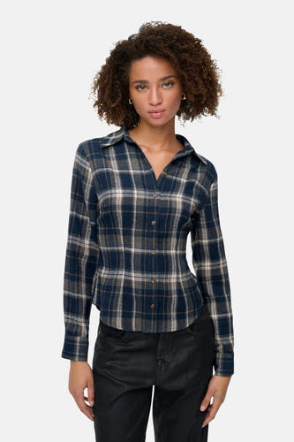 Blauw, geruit overhemd met lange mouwen van JDY, gedragen met zwarte jeans.